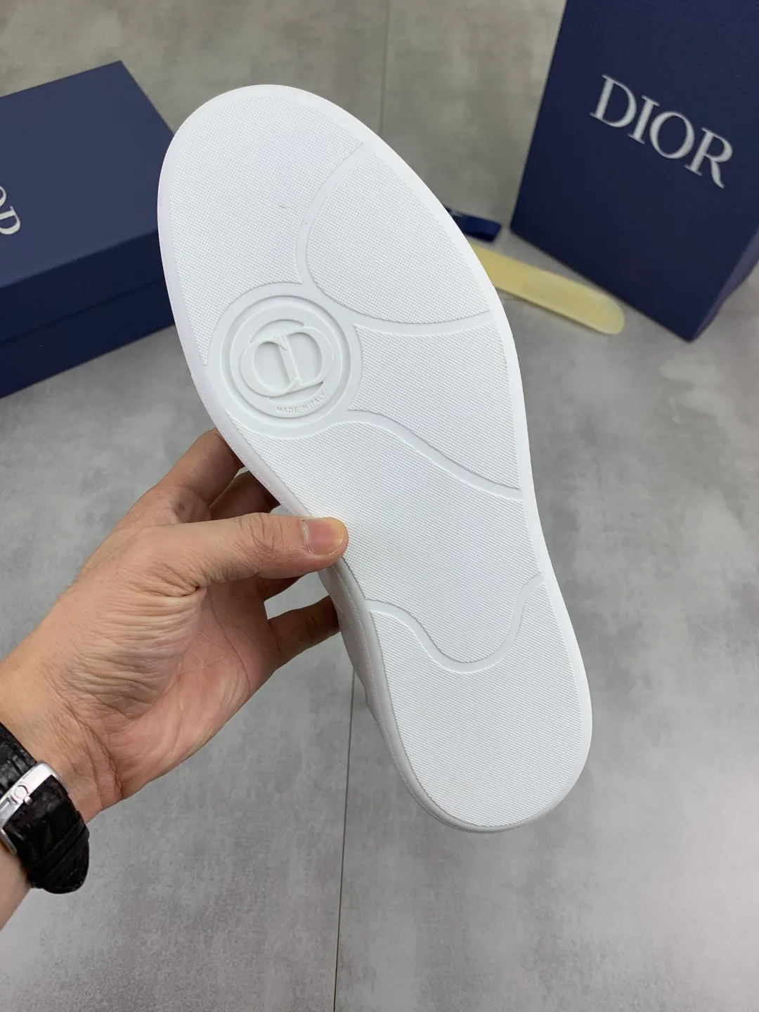 Men's shoes 💰P360 New Dior B01 moral training shoes, white first-layer cowhide, original molded outsole. New to the fall collection, this sneaker marks the return of a Dior classic, reinterpreted in a stylish and elegant silhouette. Crafted from white smooth first-grain cowhide with a tonal silk sheepskin lining, it features the Dior logo on the tongue and inner sides, and a CD icon on the heel. Paired with Tpu anti-slip soles of the same color, it can be matched with various styles to create a sophisticated look.  Code number: 38-44